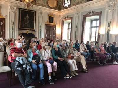 Vycházka, komentovaná prohlídka překrásného Břevnovského kláštera, které se zúčastnilo 40 seniorů...
